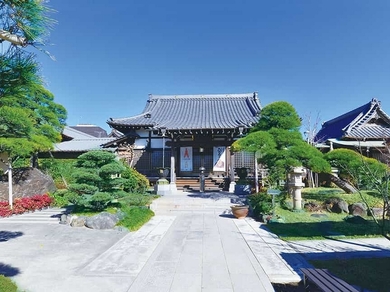 城立寺　椿墓苑の外観