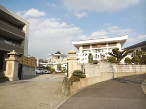 昭徳寺　境内墓地の入り口