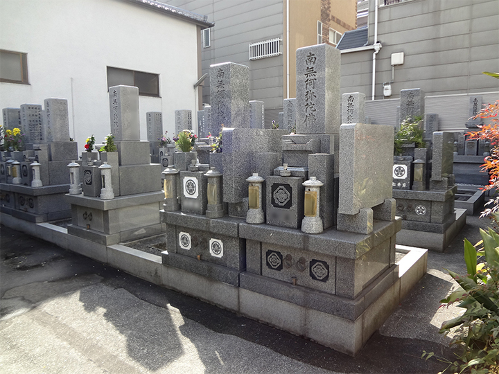 即応寺墓地の墓　通常区画全体