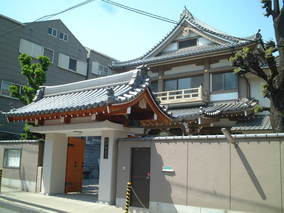 即応寺墓地の本堂
