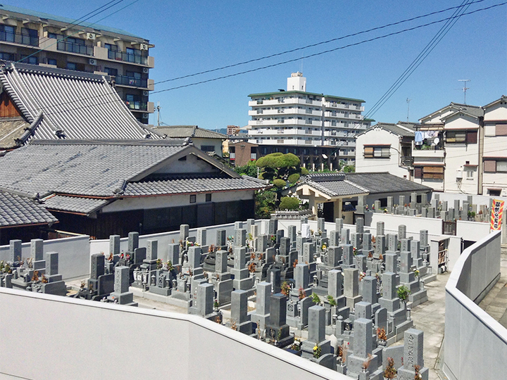 専稱寺　境内墓地の外観