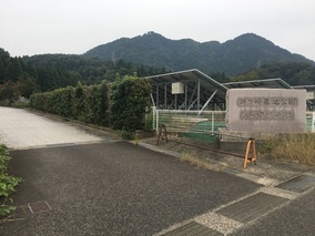 鉾ヶ崎墓地公園　しらゆりの杜の入り口