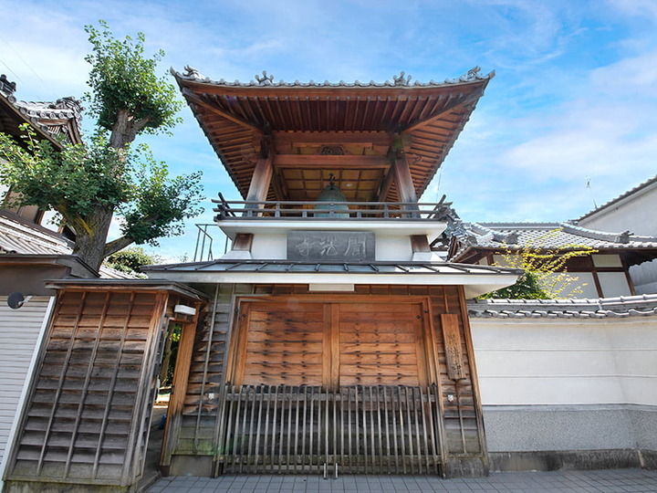 聞法寺の入り口