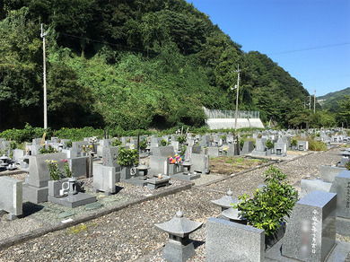 松山市営　横谷霊園の外観