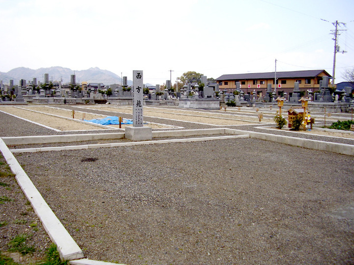 長覚寺　西方苑墓地の外観