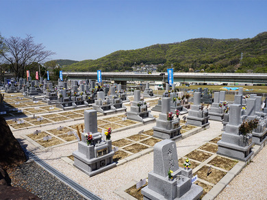 座王平墓苑の外観