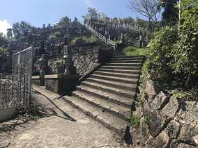 呉市営　坪内墓地の入り口