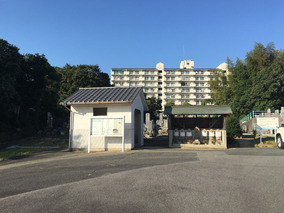 半田市営　有脇墓地の入り口