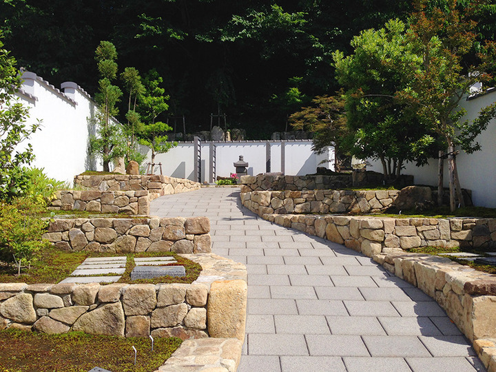 東山霊園の入り口