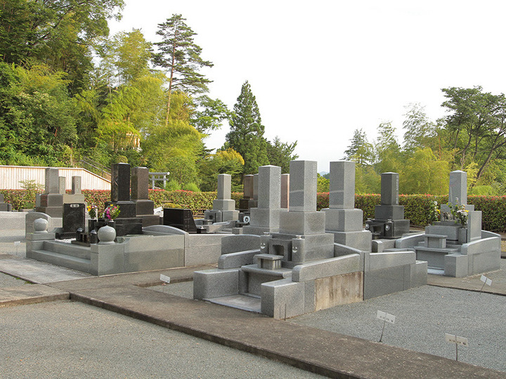 稲足神社霊園の墓　通常区画全体