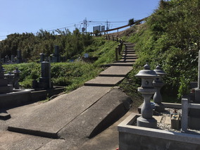 花見潟墓地の入り口