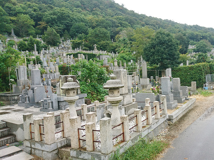 高松市営　姥ヶ池東墓地の墓　通常区画全体