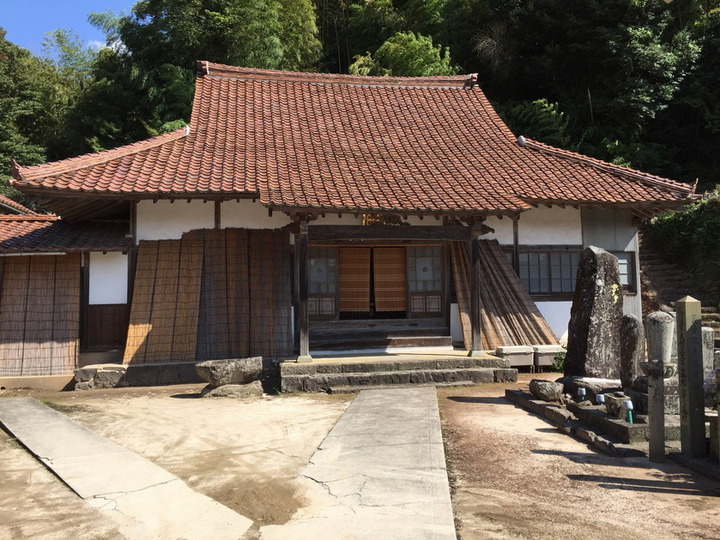 本立寺墓地の本堂