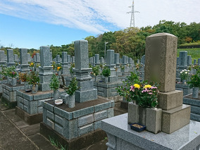 大田市営　仁万墓地の墓　通常区画全体