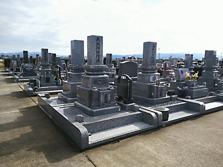 白山市営　竹松墓地公苑の外観