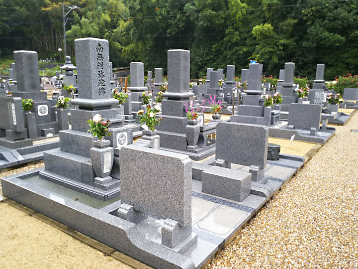 オアシス霊園 滝の外観