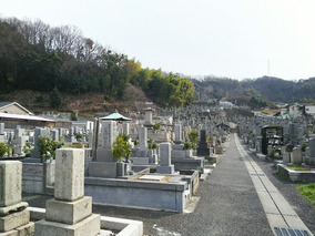 松山市営　天徳寺境外墓地の外観