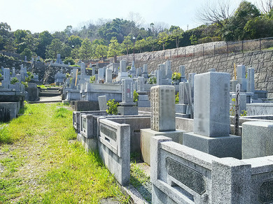 松山市営　宝塔寺境外墓地の外観