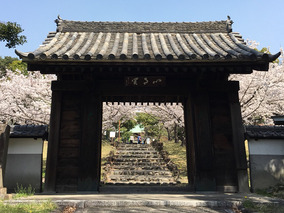 乾坤院墓苑の入り口