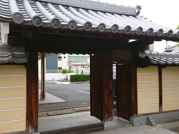 多聞院霊園　樹木葬「 いろり」　「さくら納骨堂」　「ペット供養塔」の入り口