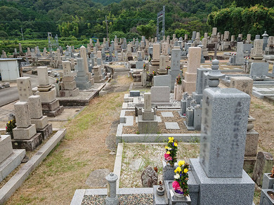 穴虫西共同墓地の外観
