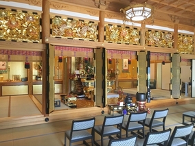 浄徳寺　シャクナゲ御廟の本堂