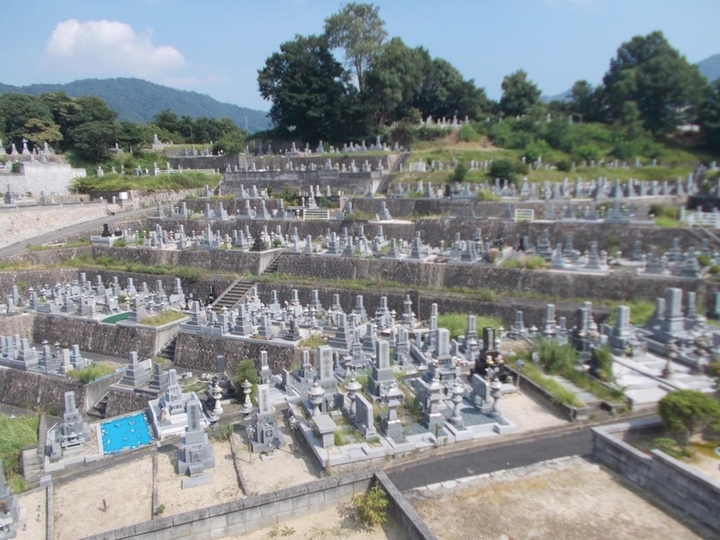 広島市営　小越墓園の外観