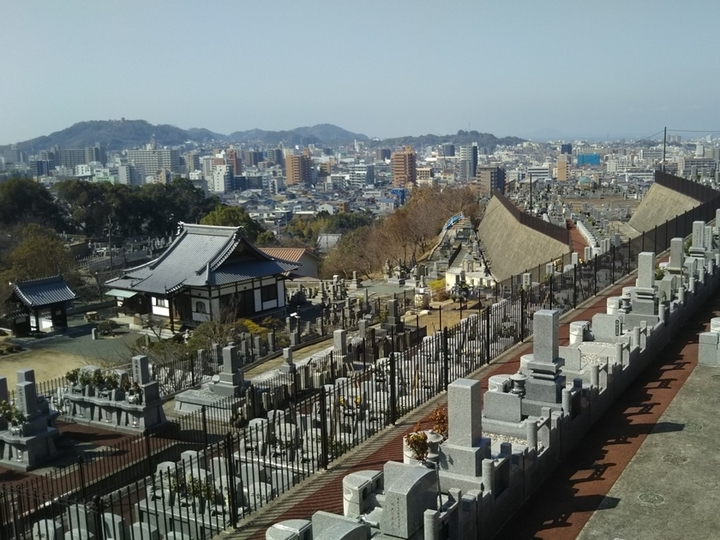 松山メモリアルヒルズの外観